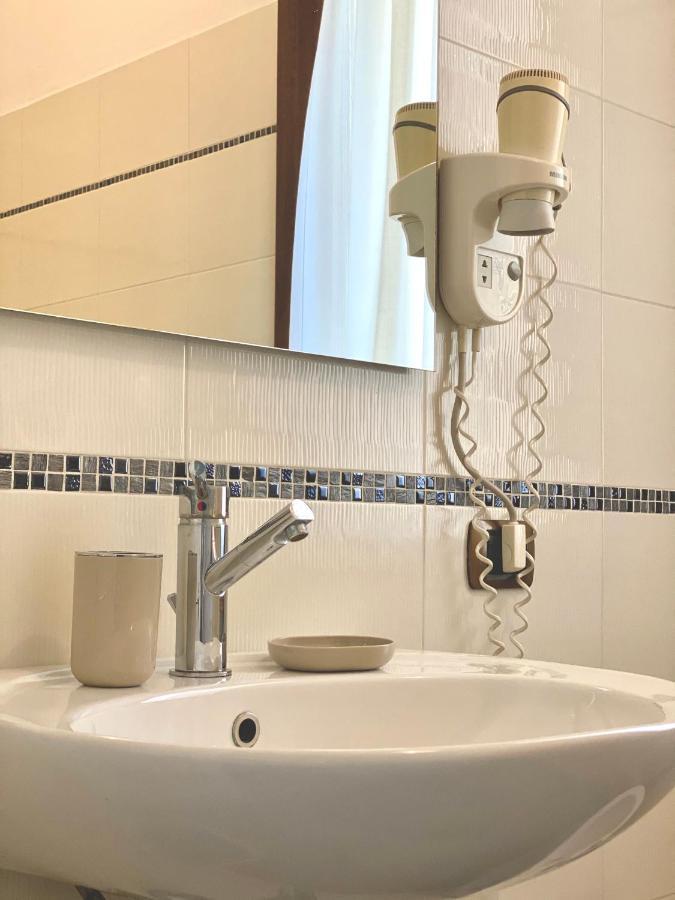 Jolly Apartments Сирмионе Экстерьер фото